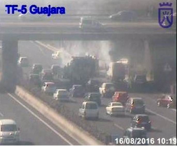 Imagen de la webcam donde se observa el vehículo afectado y los bomberos. | DA