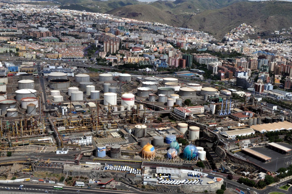 Vista aérea de la Refinería, con la ciudad al fondo. / M. P.