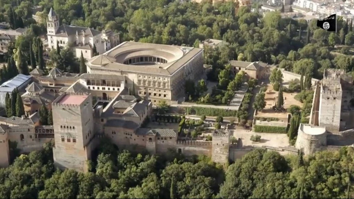 Imagen de la Alhambra que aparce en el vídeo del Dáesh, con el logo está en parte superior derecha