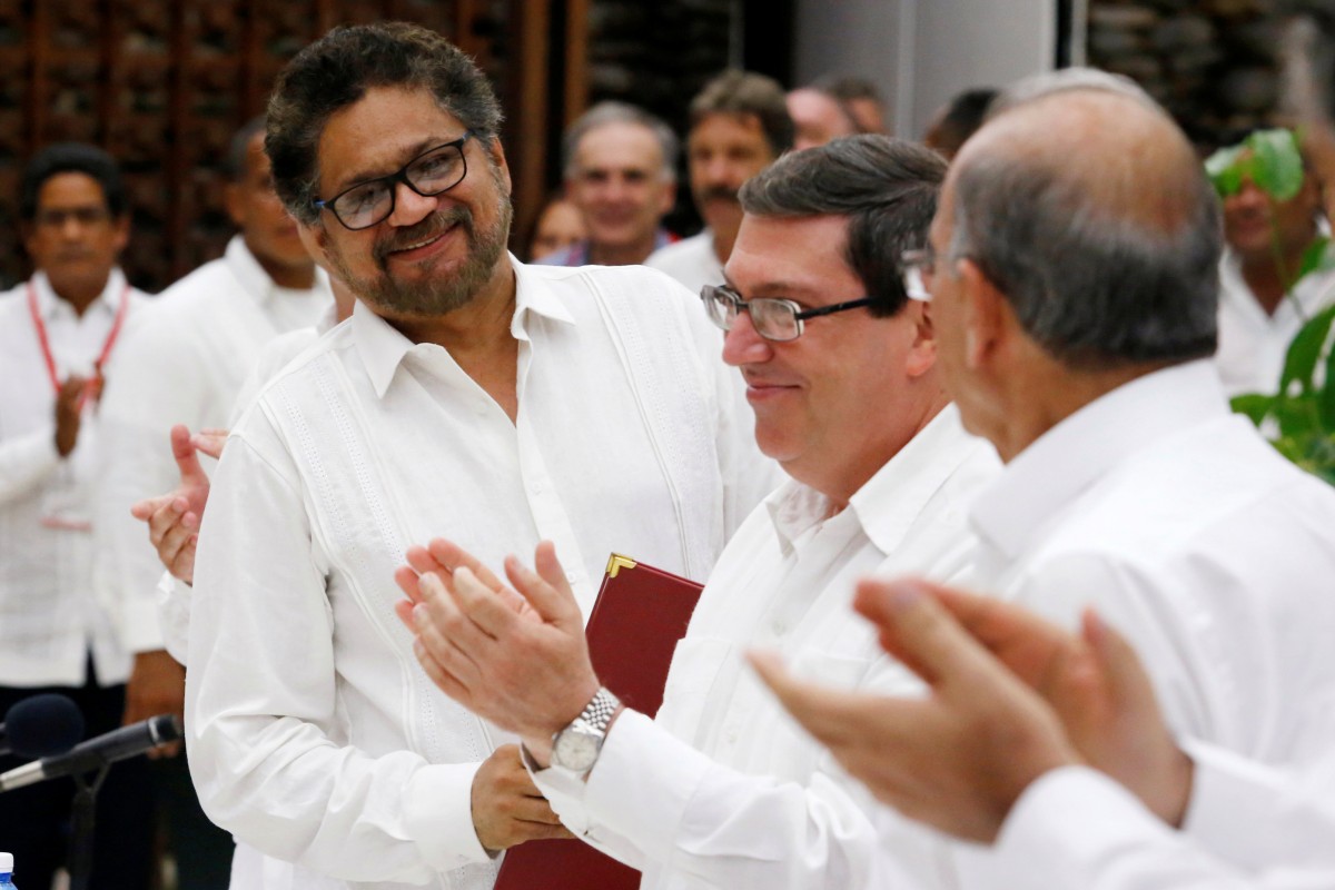Iván Márquez, líder de las negociaciones por la Paz por las FARC, Humberto de la Calle, líder de las negociaciones por el gobierno colombiano y  Bruno Rodriguez Ministro de Exteriores de Cuba en un momento de la firma de la paz entre las partes en la Habana, Cuba | FOTO: REUTERS/Stringer