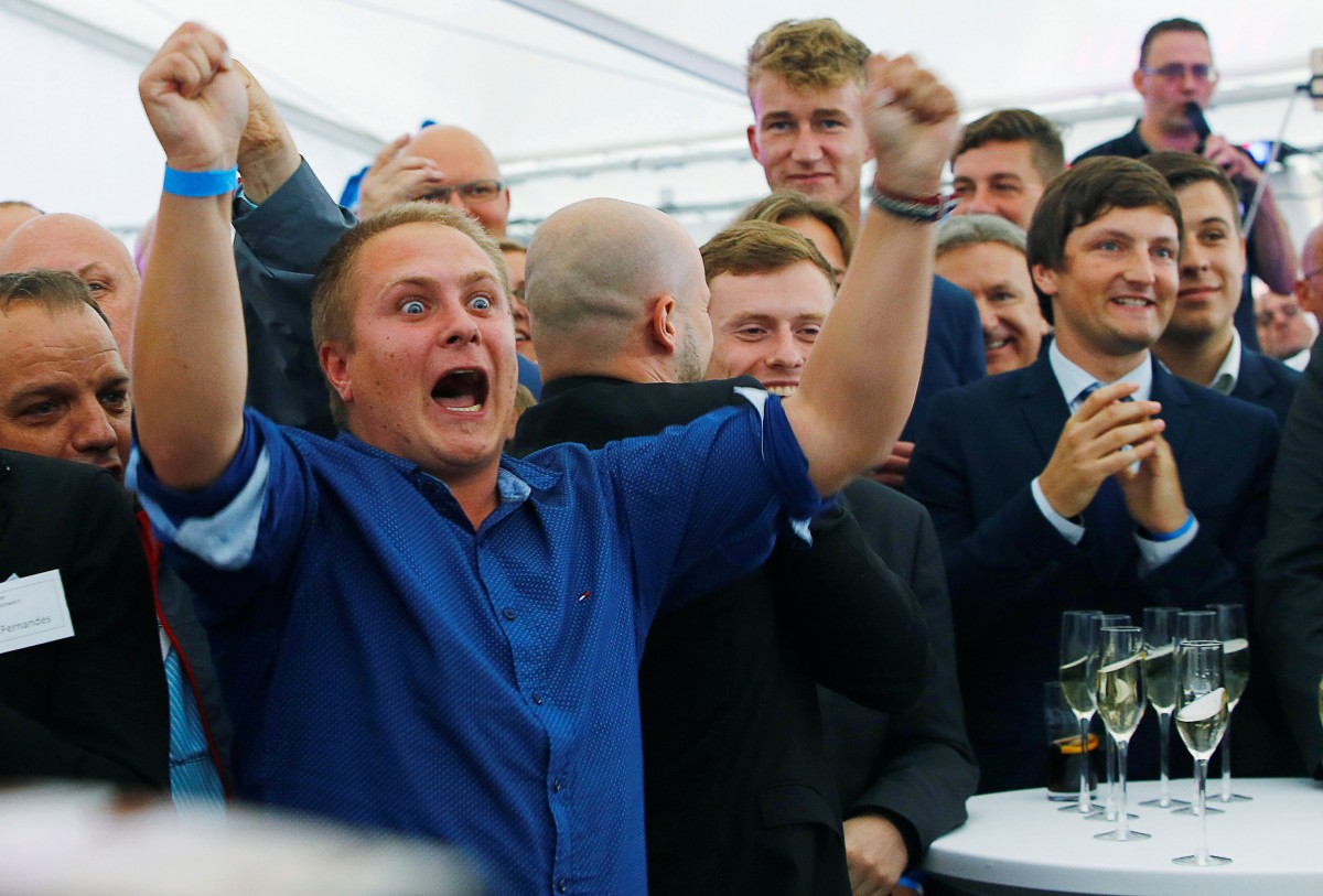 Simpatizantes y militantes de AfD reaccionan antes los resultados electorales | FOTO: REUTERS/Joachim Herrmann