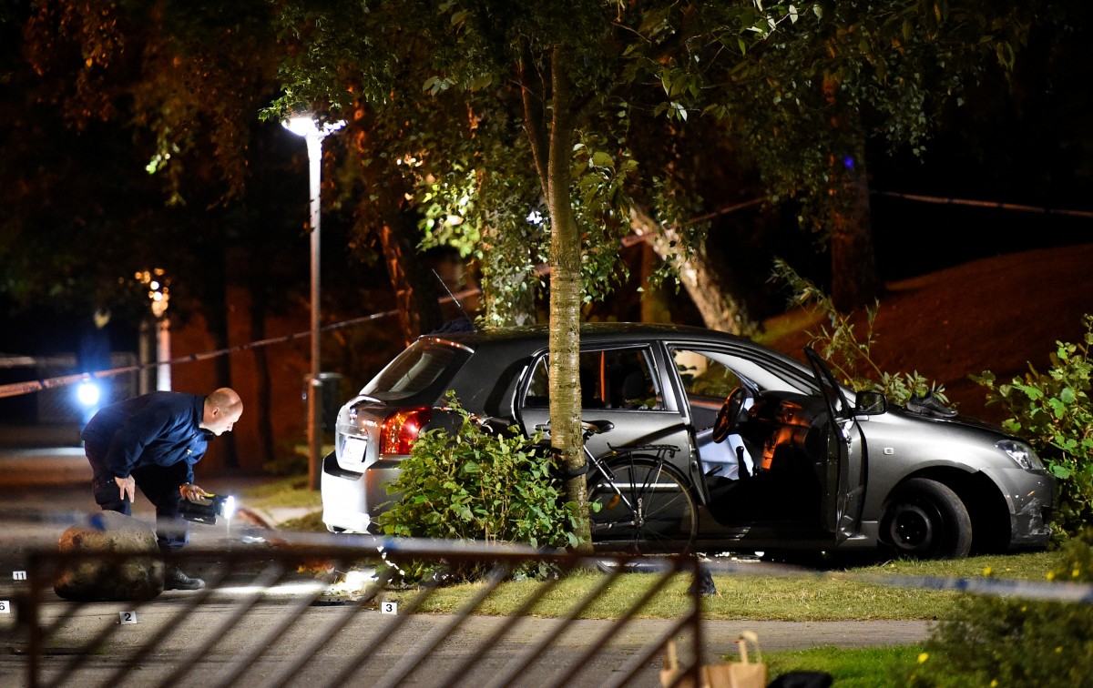 Policía examina el vehículo tiroteado en Malmoe, Suecia | FOTO: TT News Agency/Emil Langvad via Reuters