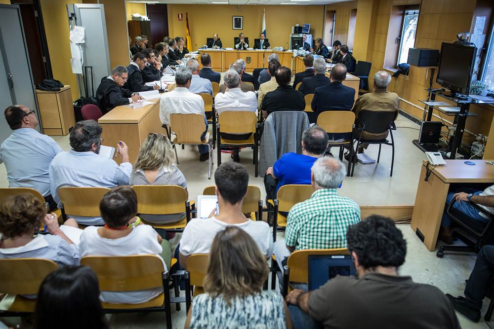Una vez más, las carencias de la Justicia tinerfeña se reflejan en lo abarrotado de la sala del juicio por el caso Las Teresitas | FOTO: Sergio Méndez
