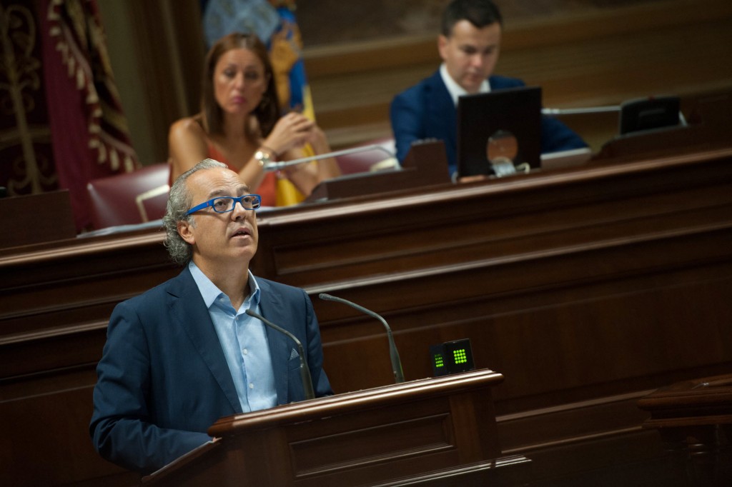 Imagen reciente del consejero de Sanidad, Jesús Morera, durante una intervención parlamentaria. DA