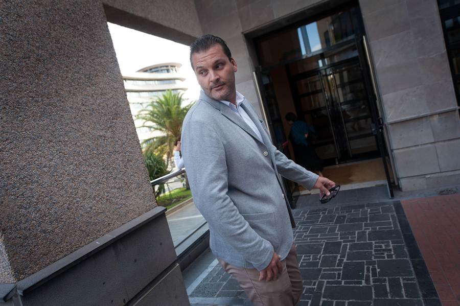 El exedil de Urbanismo y denunciante del caso, José Ángel Martín, a su llegada al palacio de Justicia, ayer en Santa Cruz. FRAN PALLERO