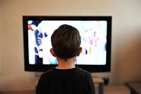 Niño viendo la televisión | FOTO: PIXABAY