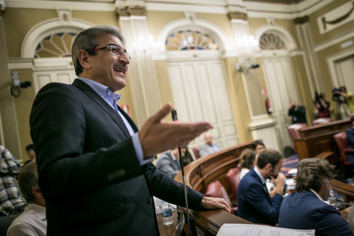 El portavoz parlamentario de Nueva Canarias, Román Rodríguez, durante un pleno. / ANDRÉS GUTIÉRREZ El portavoz parlamentario de Nueva Canarias, Román Rodríguez, durante un pleno. / ANDRÉS GUTIÉRREZ