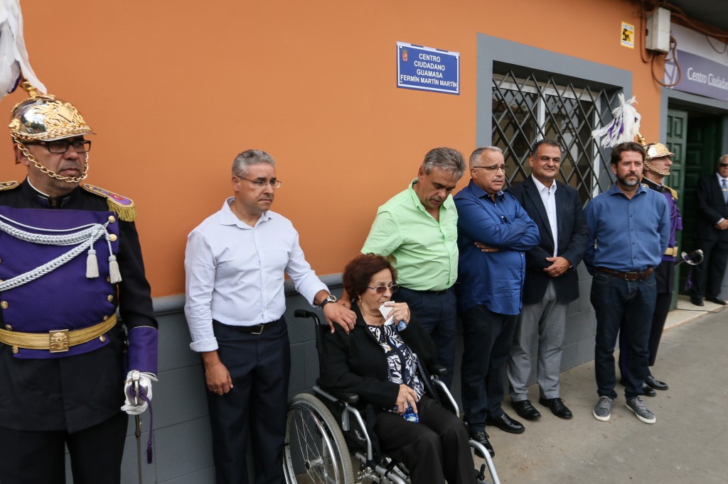 Los representantes políticos y vecinales junto con la familia de Fermín Martín. / DA