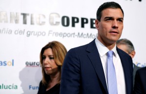 Andalusia's regional government president Susana Diaz walks behind Spain's Socialist Party (PSOE) leader Pedro Sanchez during a meeting in the Andalusian capital of Seville, Spain