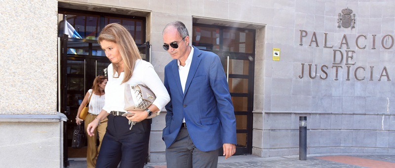 El hoy concejal de Infraestructuras del Ayuntamiento de Santa Cruz de Tenerife y entonces portavoz municipal de CC, José Alberto Díaz-Estébanez, ayer en los juzgados. Foto SERGIO MÉNDEZ
