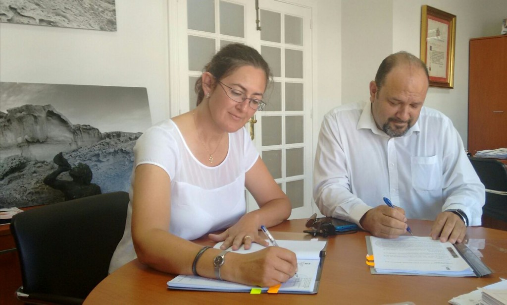 La alcaldesa y el representante de la empresa constructora, durante la firma / DA