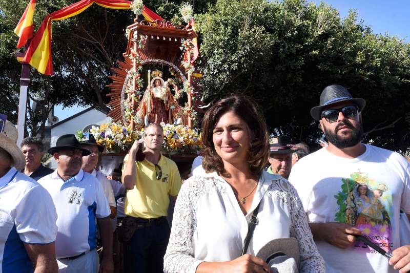 La alcaldesa, Carmen Luisa Castro, a la salida de la ermita de El Socorro / S.M.