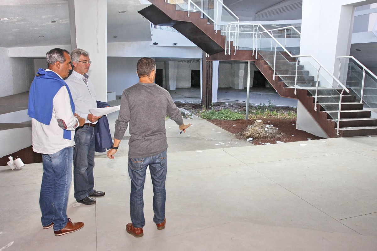El alcalde comprueba las actuaciones que se realizarán en el edificio con el arquitecto y un técnico municipal. /DA