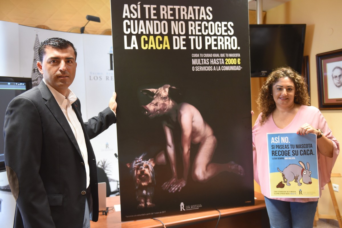 Manuel Domínguez y Carolina Toste muetran el cartel de la campaña y otro diseñado para los más pequeños. /Sergio Méndez