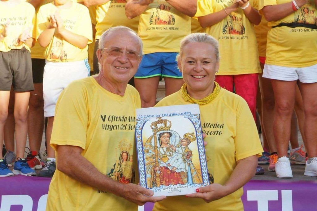 Paco García Hidalgo, propuetario de la Casa de las Imágenes, entrega un azulejo a Nena Jorge / DA