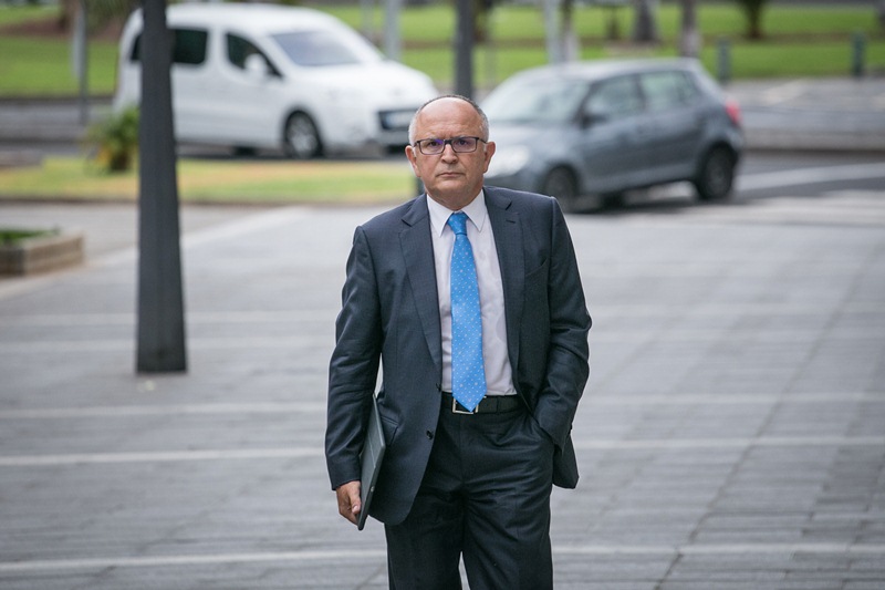 Rodolfo Núñez, expresidente de CajaCanarias, ayer en Santa Cruz. ANDRÉS GUTIÉRREZ