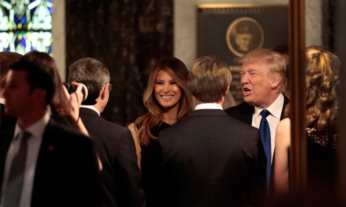 Donald Trump y su esposa, Melania, en un evento fúnebre en la Catedral de St. Louis | FOTO: REUTERS/Robert Cohen