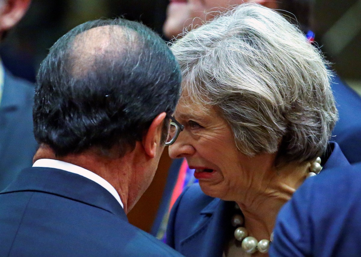 Francois Hollande, presidente de Francia y Theresa May, primera Ministra Británica asisten a la reunión de líderes de la Unión Europea en Bruselas | FOTO: REUTERS/Yves Herman