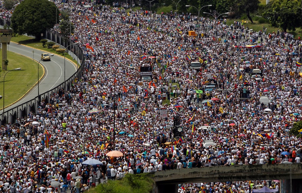 Partidarios del revocatorio a Maduro toman parte de la 'Toma de Caracas' convocada por la MUD en Caracas | FOTO: REUTERS/Christian Veron