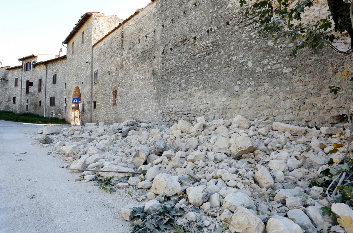 Un muro parcialmente colapsado tras el terremoto de Norcia, Italia | FOTO: REUTERS/Remo Casilli