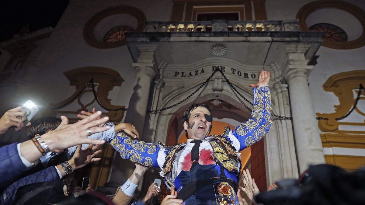 El diestro Juan José Padilla sale por la puerta grande tras cortar tres orejas en la decimoquinta corrida de abono de la Feria de Abril de Sevilla celebrada hoy en la Maestranza en 2016