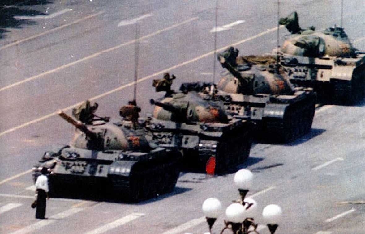 Icónica imagen de la revuelta popular en la plaza de Tiananmen en 1989 que acabó en una masacre | FOTO: ARCHIVO