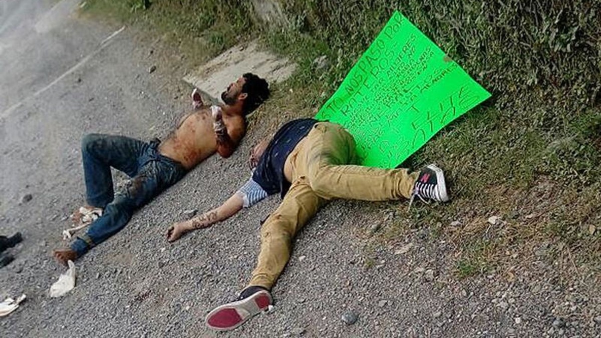 El fallecido y un superviviente yacen junto al cartel que pretende justificar la agresión