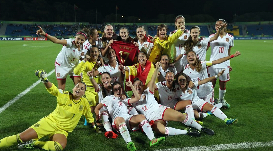 Las jugadoras de España celebran la medalla de bronce tras golear a Venezuela. /Fifa.com