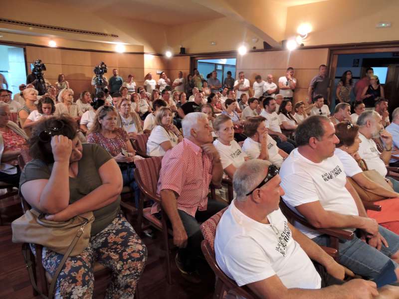 Un centenear de vecinos en la reunión con el grupo de Gobierno el pasado martes / MORCHI