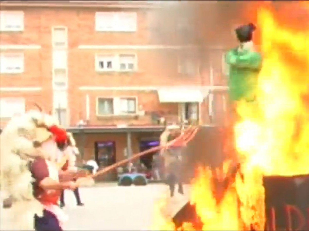Imagen de la quema de figuras con tricornios en Alsasua | FOTO: YOUTUBE