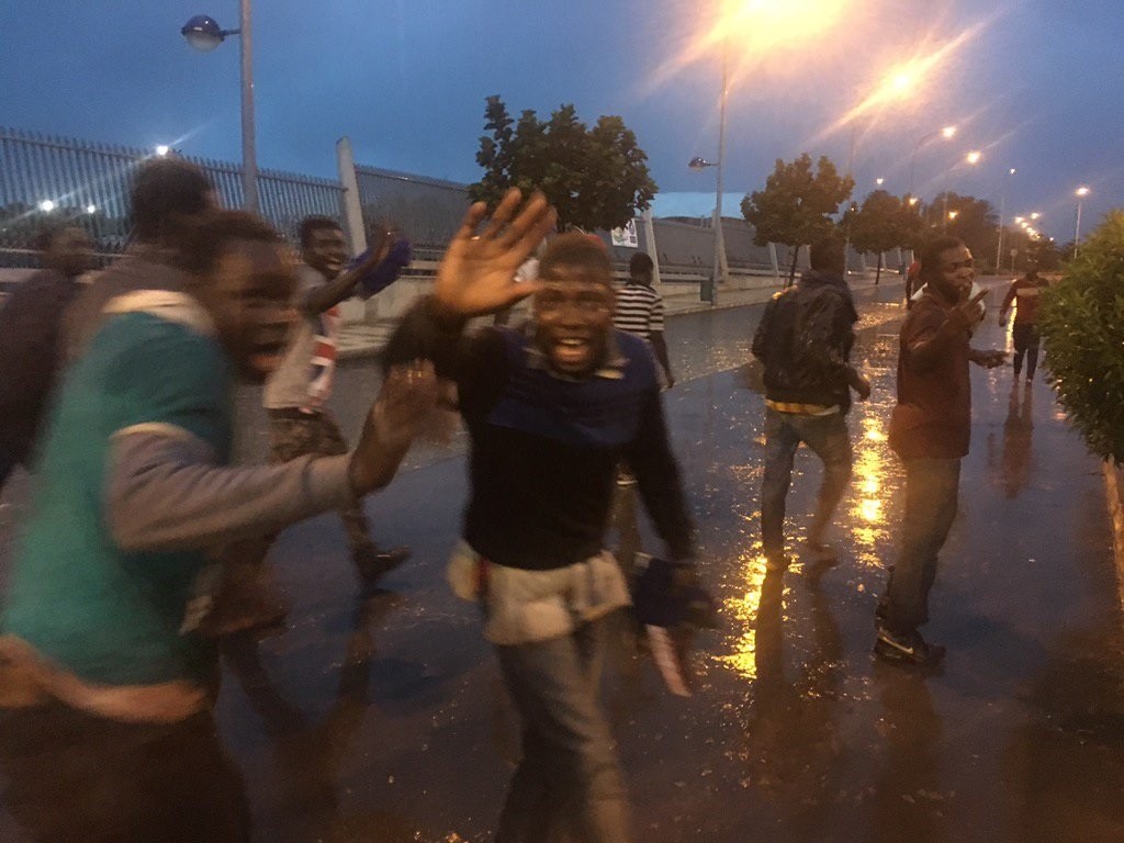Inmigrantes logran salta la valla de Melilla el pasado 13 de octubre | FOTO: ARCHIVO