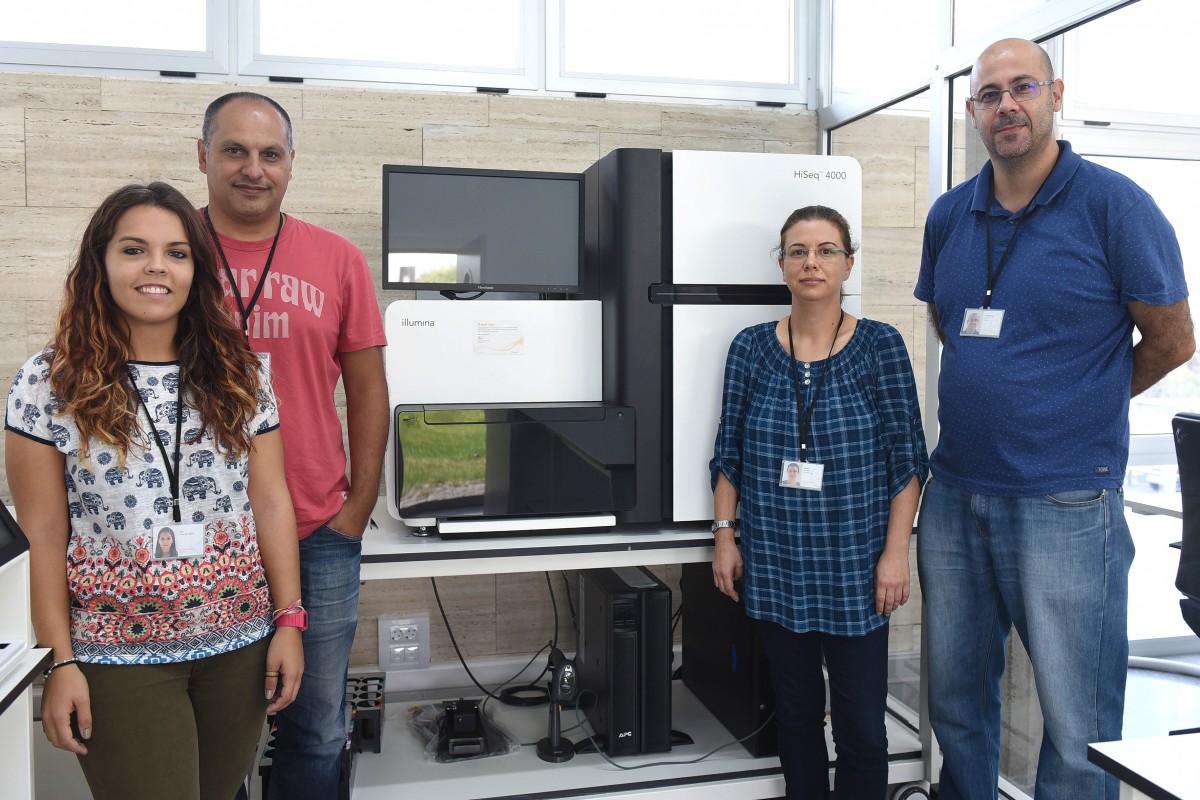 Equipo de la división de genómica del ITER, junto al secuenciador; de izquierda a derecha: Ana Díaz, Carlos Flores, Rafaela González y José Miguel Lorenzo. Fotos: Sergio Méndez