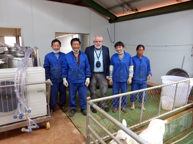 Juan Capote, con dos familias de la granja china.