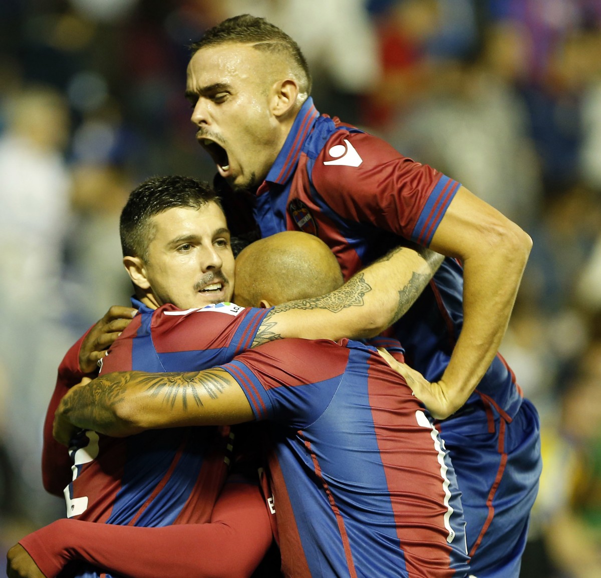 Celebración de los jugadores del Levante tras marcar el segundo gol al Mallorca. /José Antonio Sanz  LaLiga 123 match between Levante and Mallorca. In this picture, Levante players ceebration.