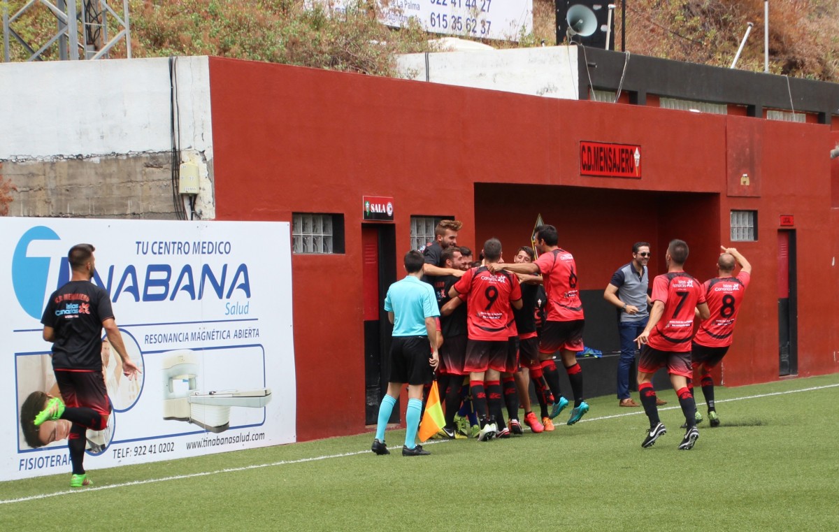 Los jugadores del CD Mensajero celebran uno de los tres goles anotados semanas atrás ante el Gernika. /José Ayut
