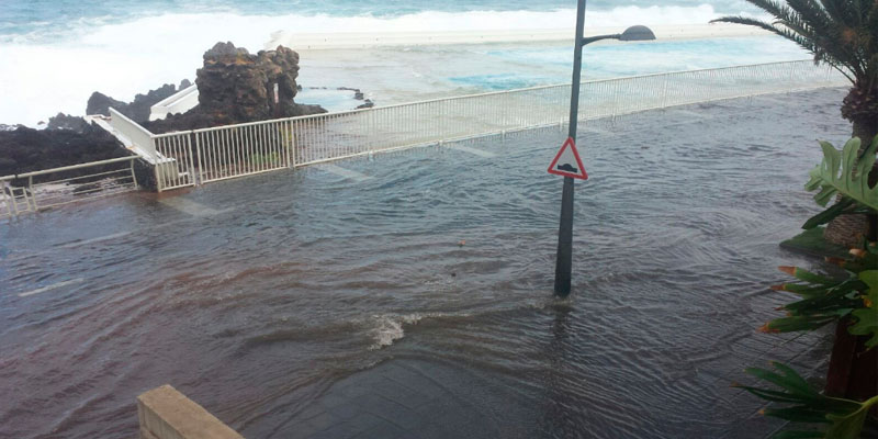 Mar se toma la avenida en Garachico | FOTO