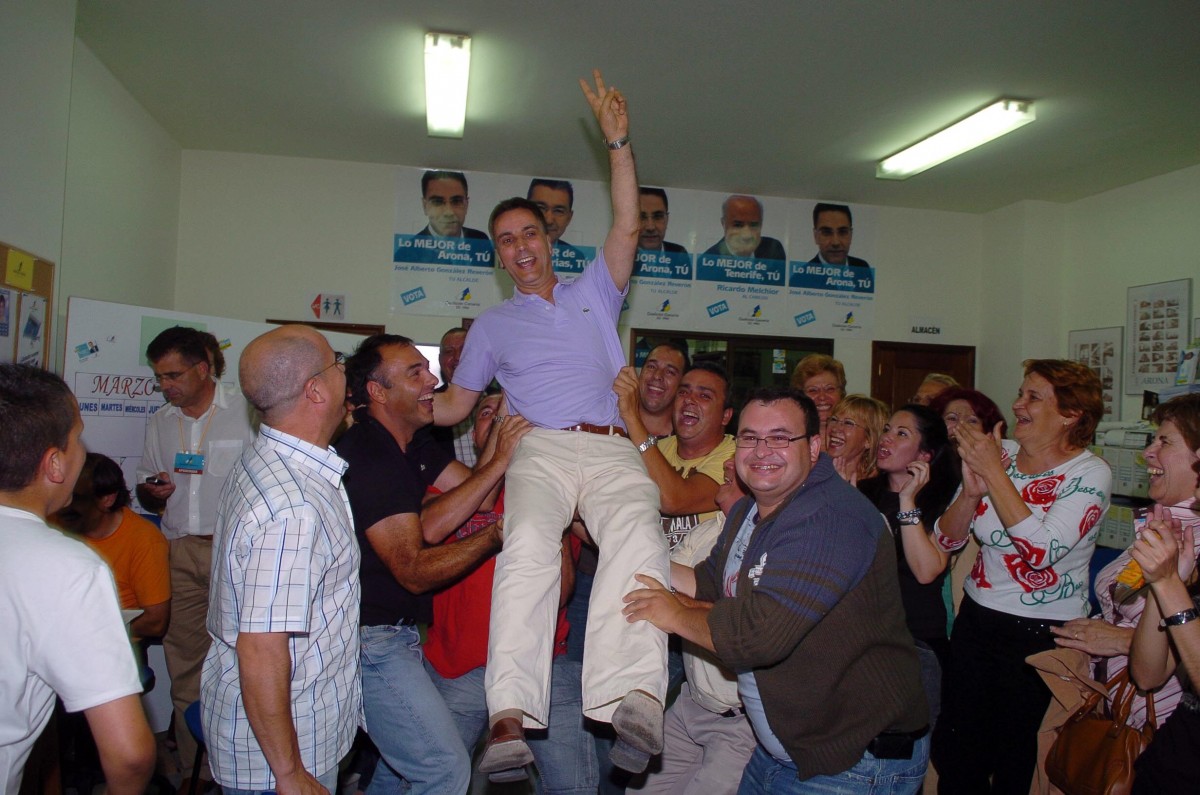 González Reverón (CC) celebra con un grupo de afiliados en Arona la mayoría absoluta en las elecciones 2007. DA