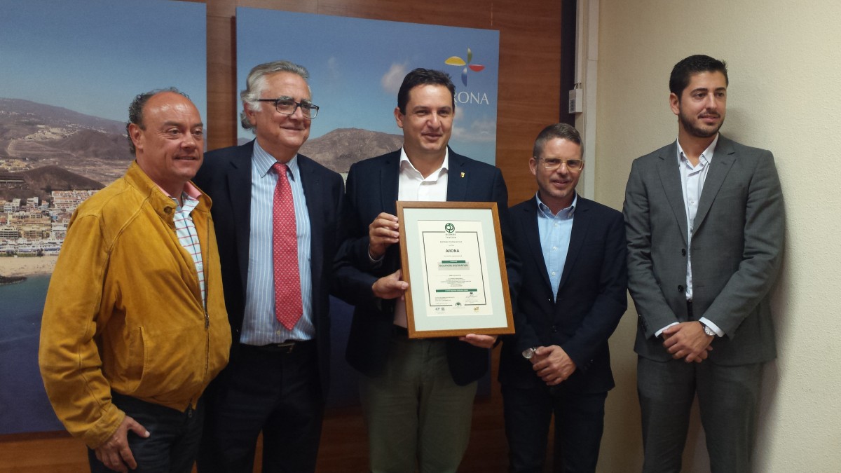 El alcalde de Arona, José Julián Mena, recibió ayer la certificación. DA