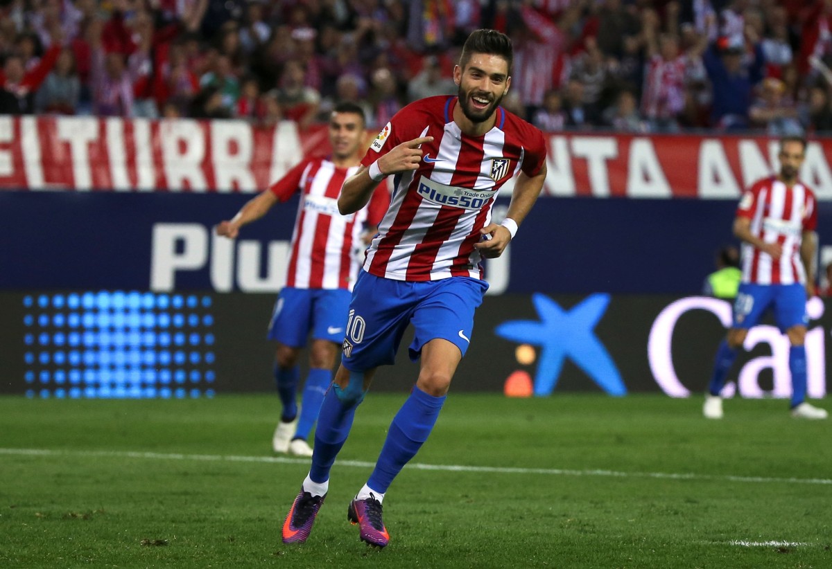 Yannick Ferreira-Carrasco celebra uno de sus tres goles ante el Granada. / Reuters