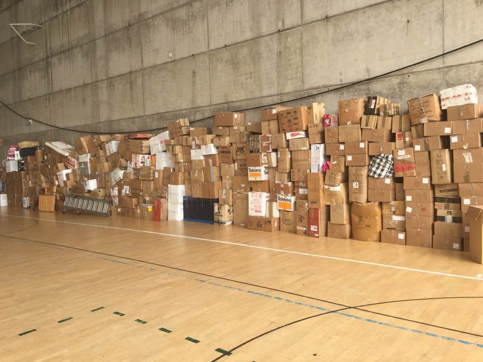 Cientos de cajas con ropa en el Pabellón de Punta Larga / DA