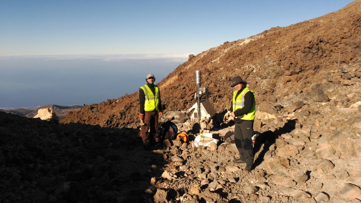 Científicos del proyecto instalan instrumental en el Teide.  / DA