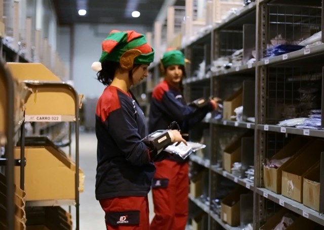 Trabajadores en campaña de Navidad | FOTO: EUROPA PRESS