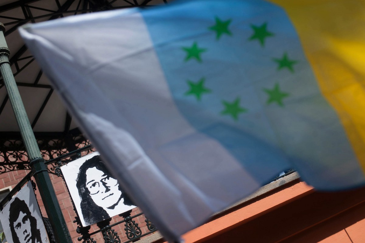 Bandera de las siete estrellas verdes, durante una manifestación en la capital tinerfeña. / FRAN PALLERO