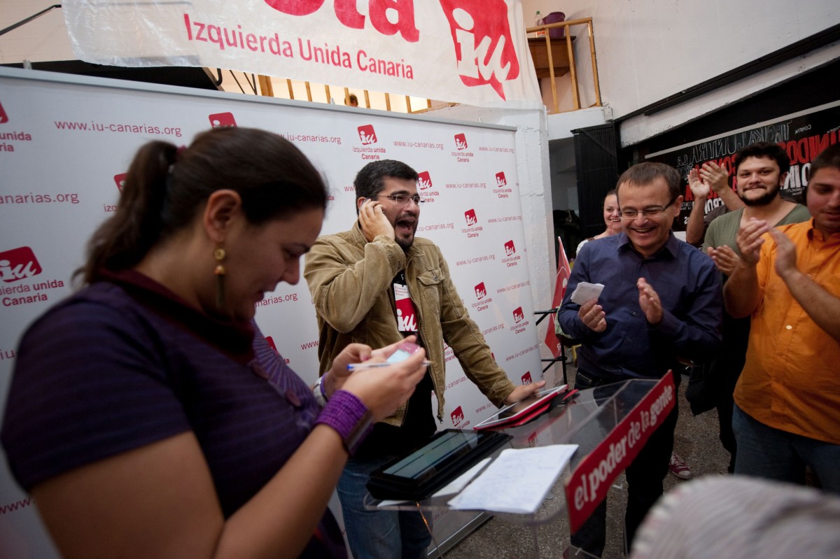Trujillo, junto a otros dirigentes de IUC, en la sede del partido, durante la noche de las elecciones de 2015 /. FRAN PALLERO