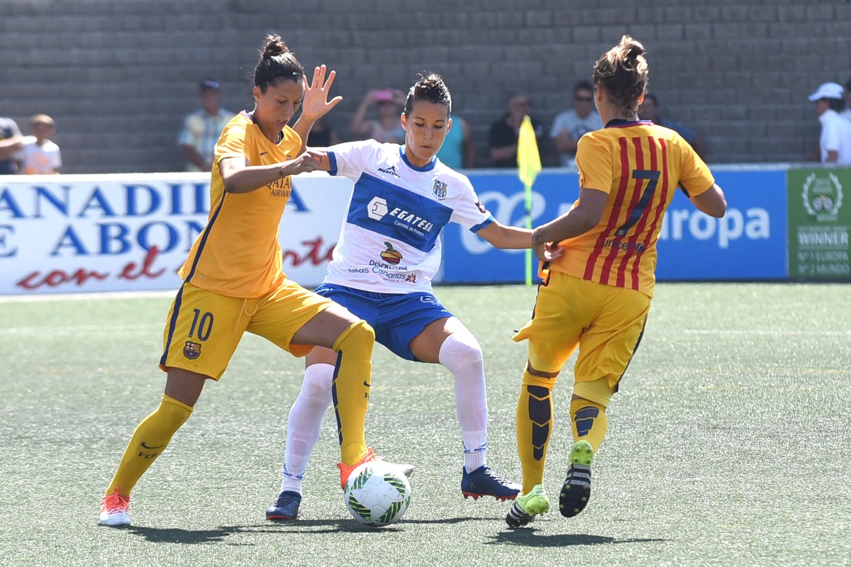 Una jugada del partido Granadilla-FC Barcelona de la primera jornada celebrado en El Médano. /Sergio Méndez