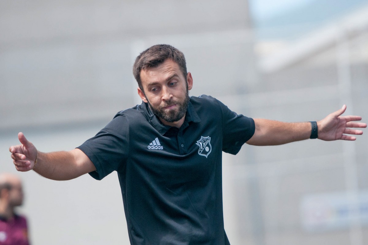 El preparador tinerfeño Javier Márquez gesticula en uno de los partidos de la UD Tacuense en el Pablos Abril / Fran Pallero
