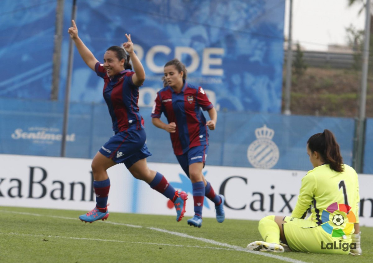 La goleadora mexicana celebra uno de sus dos goles al Tacuense. /LaLiga