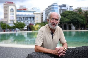 El especialista Javier de Loño se muestra preocupado por los efectos del teléfono móvil. Foto / Sergio Méndez 