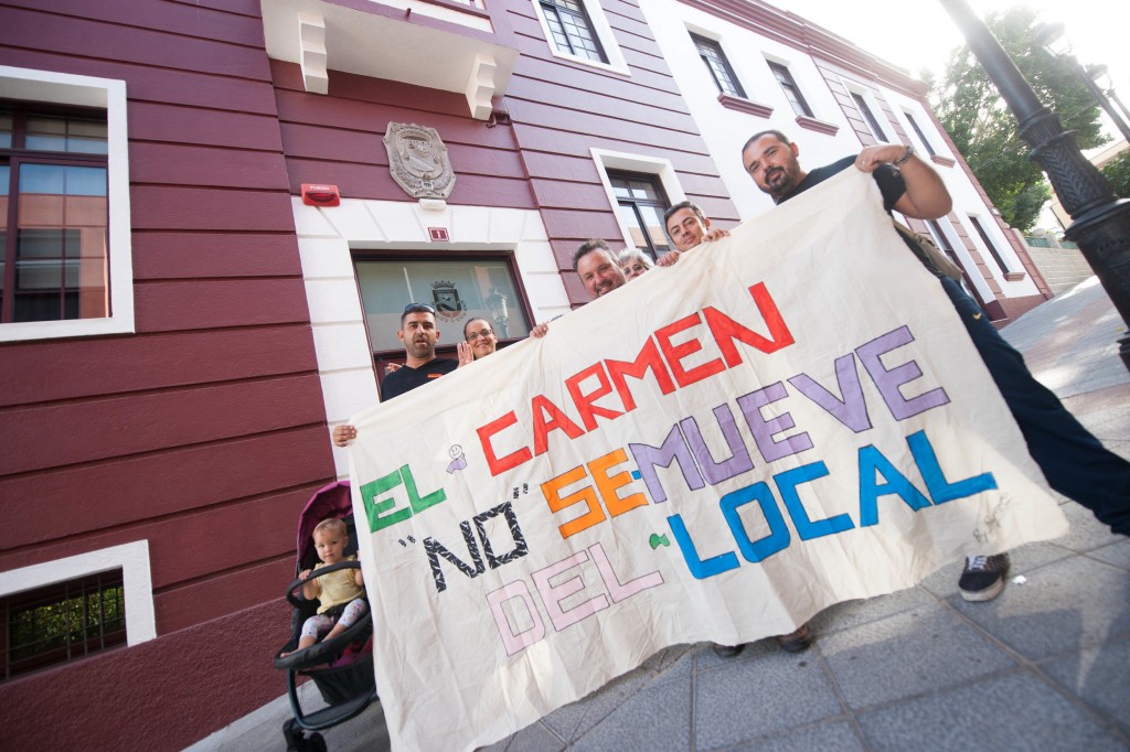 Vecinos de El Carmen con una pancarta reivindicativa antes del pleno / FRAN PALLERO