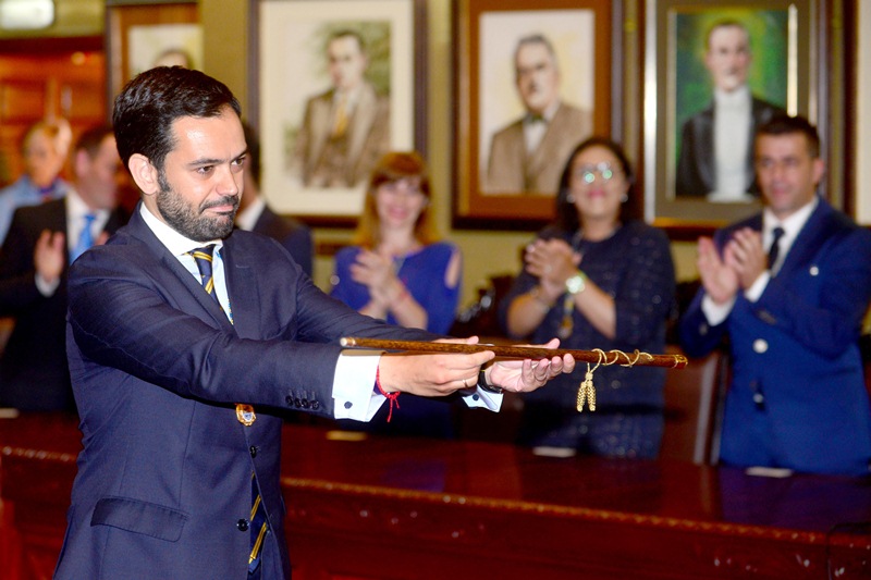 Lope Afonso, del PP, durante su toma de posesión como alcalde de Puerto de la Cruz, el pasado año. Foto/ Sergio Méndez.